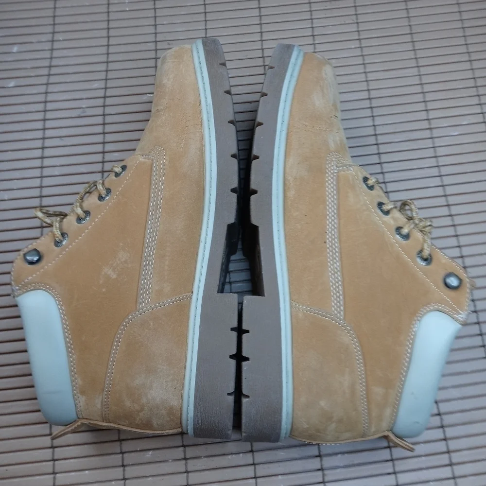 Lugz men's sz 11M lace tan ankle boots. 7431. Some flaking on toe-bend. See last